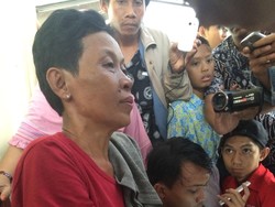 Datang ke RS Polri, Ibu Ini Menangis Cari Tahu Kondisi Keponakannya