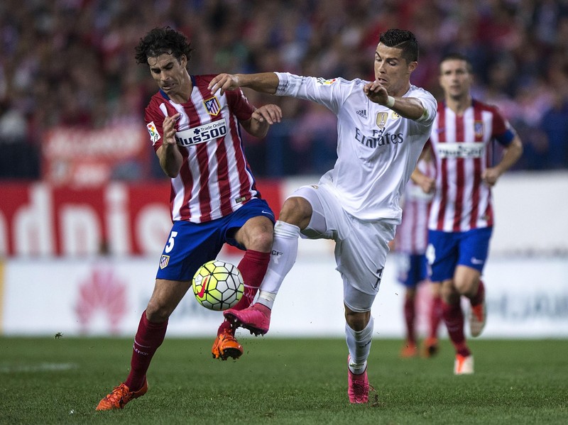 MADRID, SPAIN - OCTOBER 04: Cristiano Ronaldo (R) of Real Madrid CF competes for the ball with Tiago Mendes (L) of Atletico de Madrid during the La Liga match between Club Atletico de Madrid and Real Madrid CF at Vicente Calderon Stadium on October 4, 2015 in Madrid, Spain.  (Photo by Gonzalo Arroyo Moreno/Getty Images)