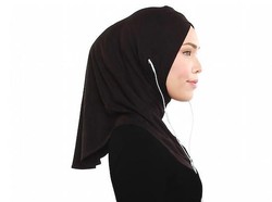 Hijabers Singapura Jadi Desainer Pertama Rilis Jilbab yang Earphone Friendly