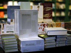 Edisi Baru Buku Mein Kampf Terjual Lebih dari 15 Ribu Eksemplar Edisi Baru Buku Mein Kampf Terjual Lebih dari 15 Ribu Eksemplar
