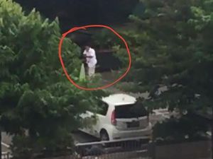 Ini Penampakan Pria Diduga Komplotan Pelaku Bom, Berpakaian Perlente Pegang Pistol Ini Penampakan Pria Diduga Komplotan Pelaku Bom, Berpakaian Perlente Pegang Pistol