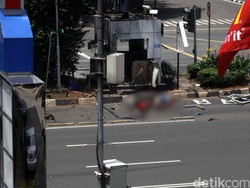 Saksi: Asap Terus Keluar dari Tubuh Pria Bercelana Biru