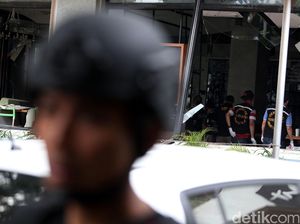 Pasca Ledakan, Polisi Olah TKP di Starbucks