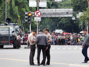 Polisi Penembak Pelaku Teror: Mereka Terlihat Santai, Todong Senpi dan Lempar Bom