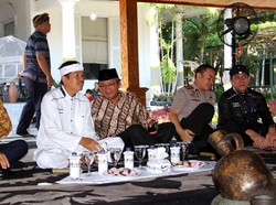 Bupati Purwakarta Coba Bina Waria yang Mangkal, Lalu Ditawari Jadi Satpol PP