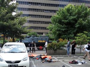 Penampakan 2 Pelaku Teror Setelah Meledakkan Diri di Depan Starbucks