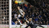 Berkali-kali Spurs punya peluang lewat Harry Kane, Erik Lamela, Christian Eriksen, dan Dele Alli. Namun, ketangguhan kiper Kasper Schmeichel dan pertahanan Leicester membuat peluang yang didapat Spurs mentah begitu saja. Reuters/Matthew Childs.