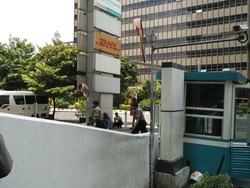 Saksi: Ada Bule Tergeletak di Parkiran Starbucks