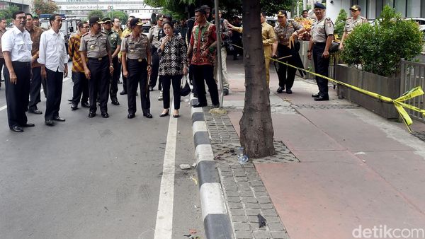 Jokowi Sambangi Lokasi Ledakan Bom Thamrin