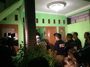 Puslabfor Olah TKP di Rumah Ali dan Dian Terduga Teroris Thamrin di Meruya