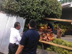 Seng di Gerai Starbucks Dibongkar, Warga Berkerumun Menonton Lokasi Bom