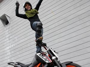 Foto: Melihat Aksi Ilia, Hijabers Malaysia yang Mahir Atraksi Motor