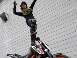 Foto: Melihat Aksi Ilia, Hijabers Malaysia yang Mahir Atraksi Motor