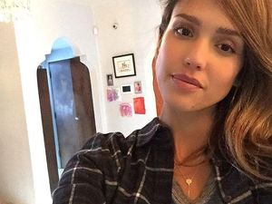 Hiii... Seram! Ada Hantu di Foto Selfie Jessica Alba