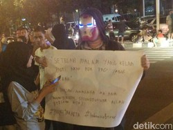 Sindir Aksi Teror, Pria Bertopeng ini Beri Dukungan di Jalan MH Thamrin