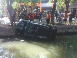 Sebuah Mobil Diceburkan Sungai Usai Tabrak Tiga Motor