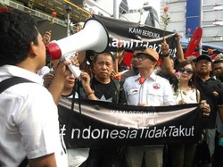 Aksi Simpati, Puluhan Warga Tabur Bunga di Depan Starbucks Thamrin
