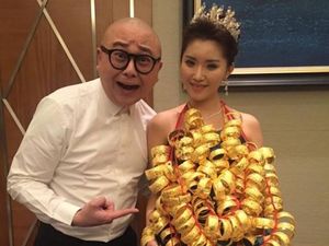 Pasangan Ini Bikin Heboh karena Pamer Tumpukan Uang & Emas di Hari Pernikahan