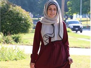 Foto: Intip Gaya Reporter Berhijab Asal Illinois, Mariam Sobh