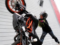 Ini Hijabers Malaysia Pertama yang Jago Akrobat dengan Motor