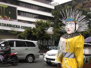 Duka Ledakan Thamrin, Pengamen Ondel-Ondel Ini Putarkan Musik Gugur Bunga