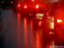 Tol Japek Arah Cikampek Padat di Sejumlah Titik Malam Ini