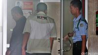 KPK Geledah Ruang Kerja Damayanti