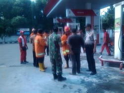 Percikan Api Muncul di SPBU Kedoya Selatan Saat Isi BBM