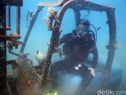 Cuma di Situbondo, Diving Sambil Selfie di Forklift!