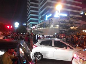 Semakin Malam, Warga Padati Lokasi Bom Thamrin