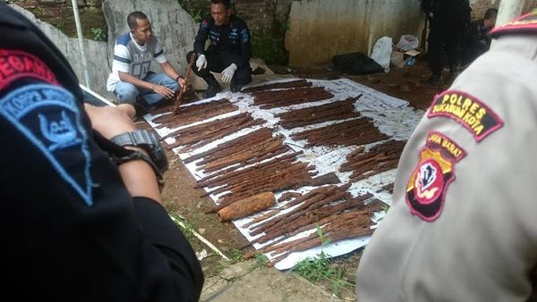 Gegana Temukan Puluhan Granat Aktif