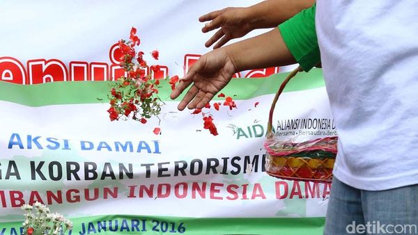 Tabur Bunga di Lokasi Bom Thamrin