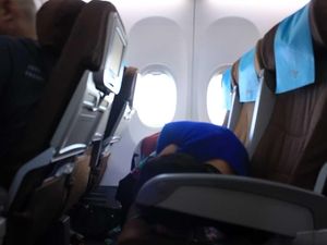 Aneka Kelakukan Negatif Turis China di Pesawat