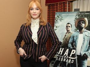Trik Cantik Christina Hendricks, Matching Warna Rambut dan Riasan Wajah