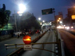 Tolak Pengosongan Rumah, Warga Komplek Zeni Mampang Blokir Jalan Arah Ragunan