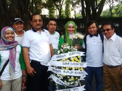 Beri Dukungan Moril, Keluarga Korban Terorisme Bagikan Mawar Putih di CFD