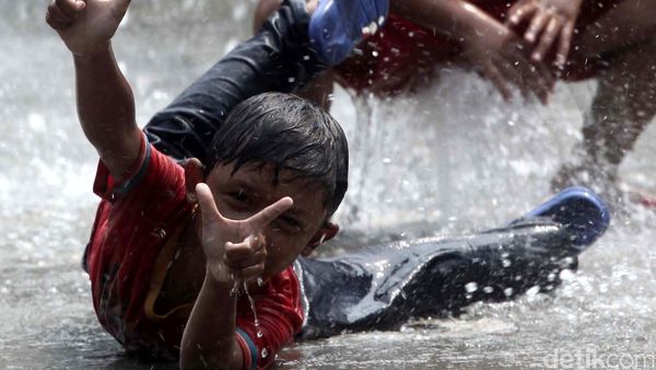 Anak-anak Bermain di Taman Kodok