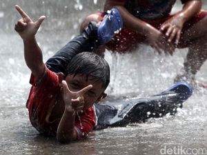 Anak-anak Bermain di Taman Kodok