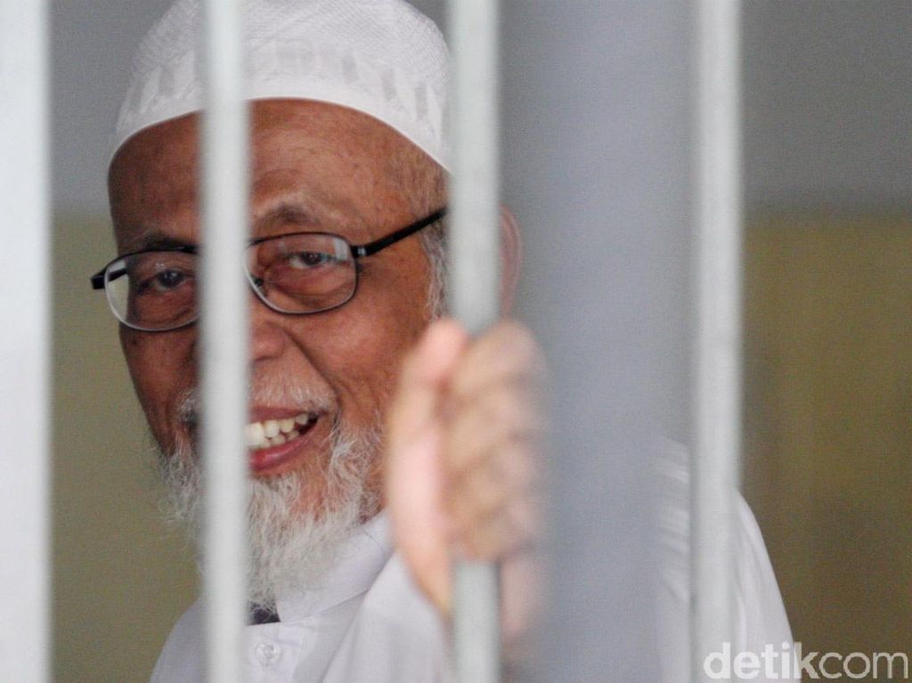 Abu Bakar Baasyir Kembali ke Lapas Gunung Sindur Usai Dirawat di RSCM Abu Bakar Baasyir Kembali ke Lapas Gunung Sindur Usai Dirawat di RSCM