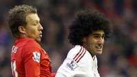 Lucas berebut bola dengan Marouane Fellaini. Carl Recine/Reuters/detikFoto.