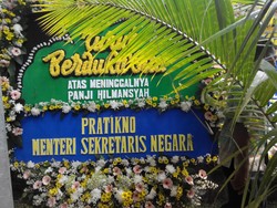 Karangan Bunga Mulai Penuhi Kediaman Menteri Susi