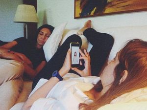 Bahaya Ponsel Saat Dibawa Tidur