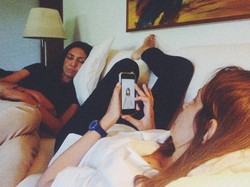 Bahaya Ponsel Saat Dibawa Tidur