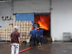 Pabrik Jelly di Sidoarjo Terbakar
