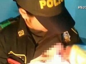 Salut! Polisi Ini Susui Bayi yang Kehausan Setelah Dibuang Ibunya Salut! Polisi Ini Susui Bayi yang Kehausan Setelah Dibuang Ibunya