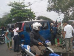 Angkot D03 Kecelakaan di Sawangan, Lalin Tersendat