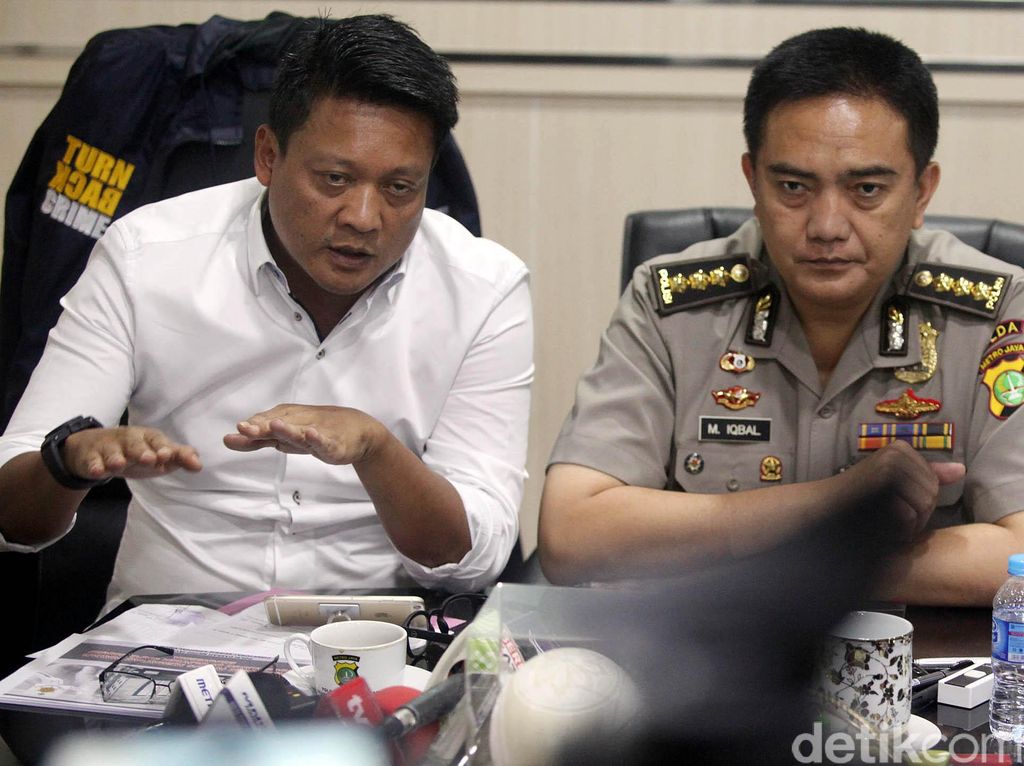 Polda Metro Beri Keterangan Kematian Mirna Polda Metro Beri Keterangan Kematian Mirna