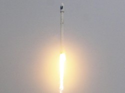 Sukses Bawa Satelit ke Orbit, Roket SpaceX Meledak Usai Mendarat