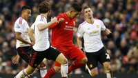 Roberto Firmino berusaha melewati pengawalan ketat para pemain MU dalam laga yang dihelat di Anfield, Minggu (17/1/2016). Phil Noble/Reuters/detikFoto.