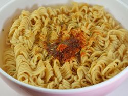 Makan Mi Instan dengan Nasi, Telur dan Sosis, Sudahkah Nutrisinya Tercukupi?